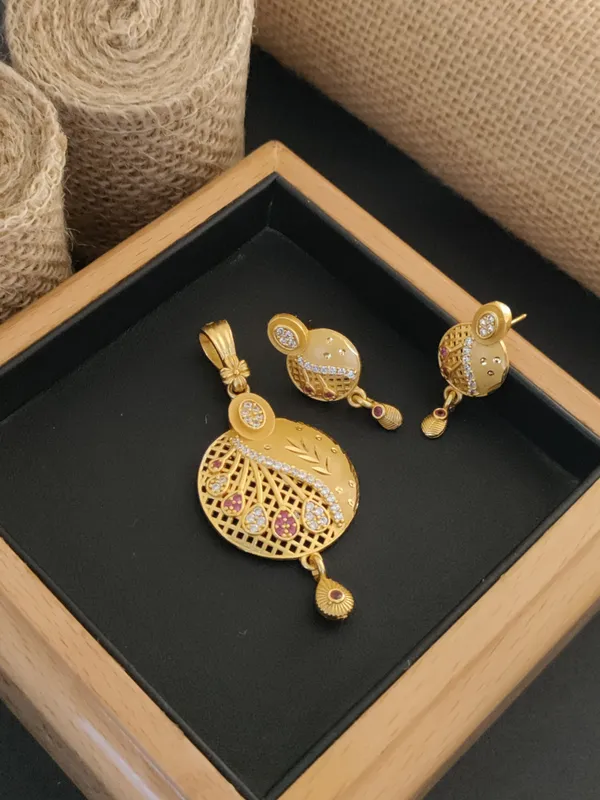 High_Gold_Forming_Pendent_Set_For_Women