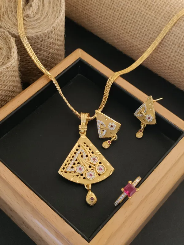 High_Gold_Forming_Pendent_Set_For_Women