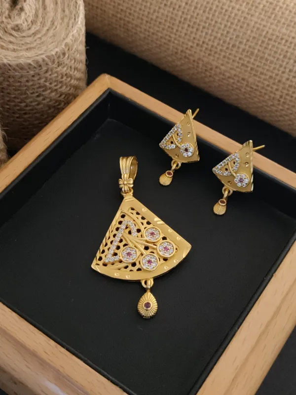 High_Gold_Forming_Pendent_Set_For_Women