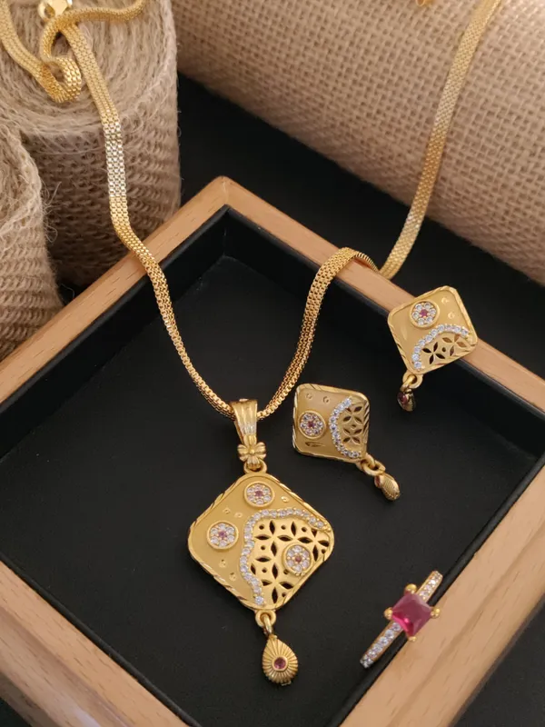 High_Gold_Forming_Pendent_Set_For_Women