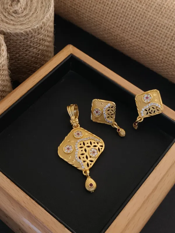 High_Gold_Forming_Pendent_Set_For_Women