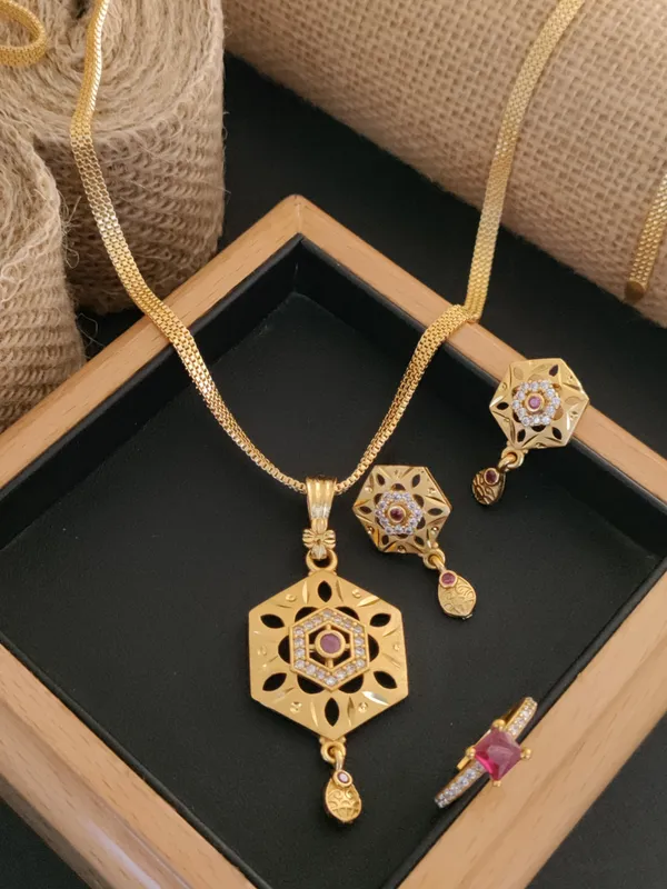 High_Gold_Forming_Pendent_Set_For_Women