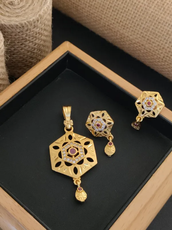 High_Gold_Forming_Pendent_Set_For_Women