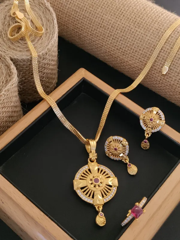 High_Gold_Forming_Pendent_Set_For_Women