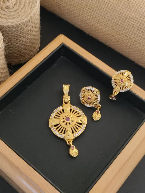 High_Gold_Forming_Pendent_Set_For_Women