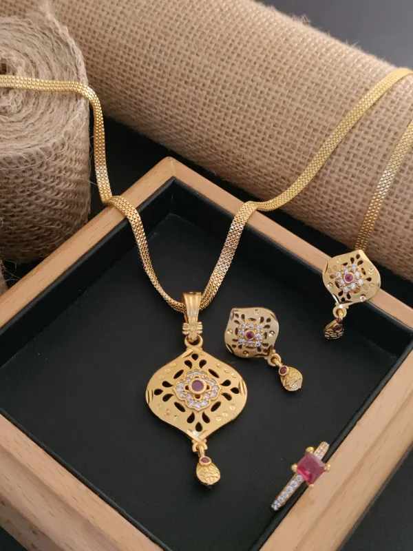 High_Gold_Forming_Pendent_Set_For_Women