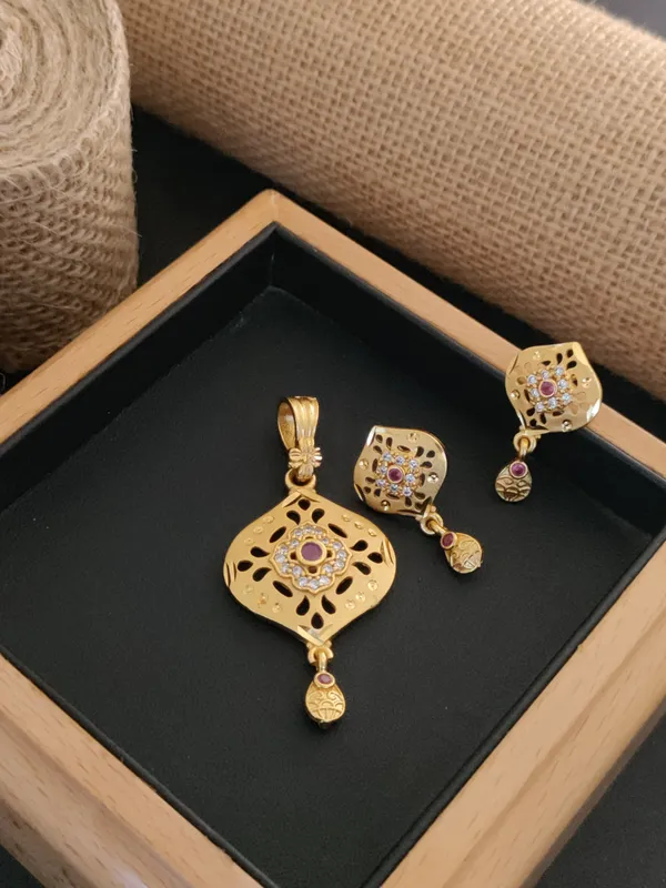 High_Gold_Forming_Pendent_Set_For_Women