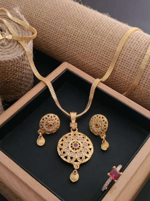 High_Gold_Forming_Pendent_Set_For_Women