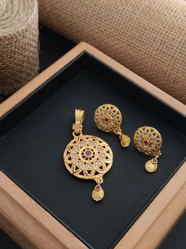 High_Gold_Forming_Pendent_Set_For_Women