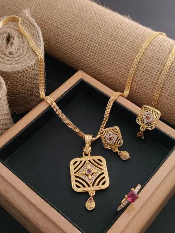 High_Gold_Forming_Pendent_Set_For_Women