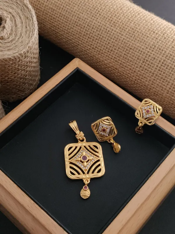 High_Gold_Forming_Pendent_Set_For_Women