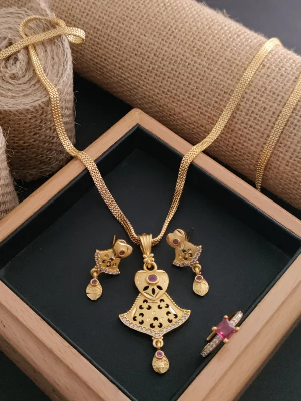 High_Gold_Forming_Pendent_Set_For_Women