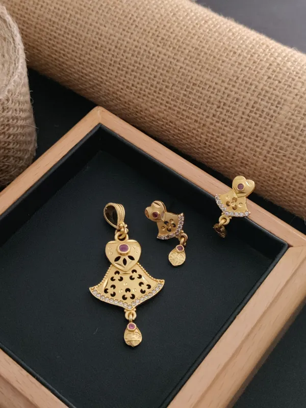 High_Gold_Forming_Pendent_Set_For_Women