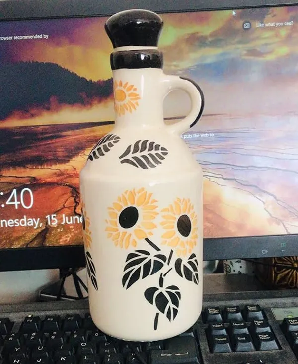 White_&_Black_Handmade_Ceramic_Oil_Bottle,_Ceramic_Oil_Dispenser_Bottle_With_Lid_(1_Ltr)