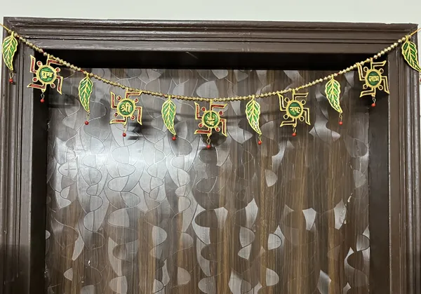 Hastcraft_Metal_Toran_Swastik_&_Leaf_design_with_shubh_Labh,_Shree_Namah_engraved_-Hanging_for_Door_Entrance_Decor