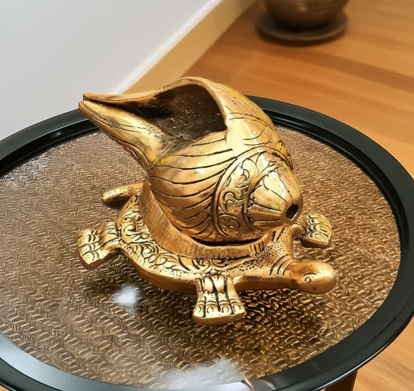 Gold_Metal_Premium_&_Elegant_Shankh_On_Kachua_Stand