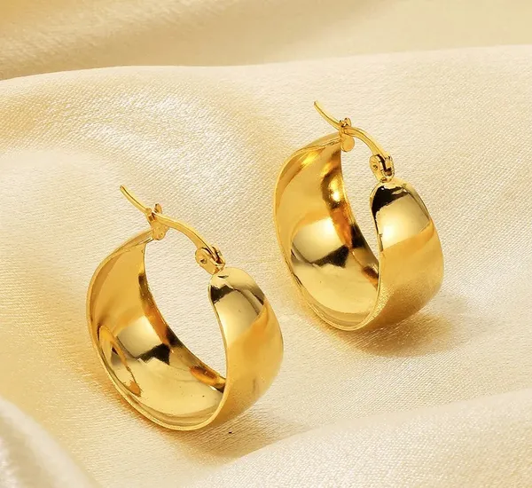 Chunky_Golden_Hoop_Earrings