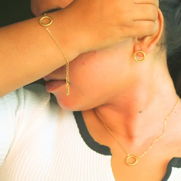 Twisted_Circle_Pendant_Necklace