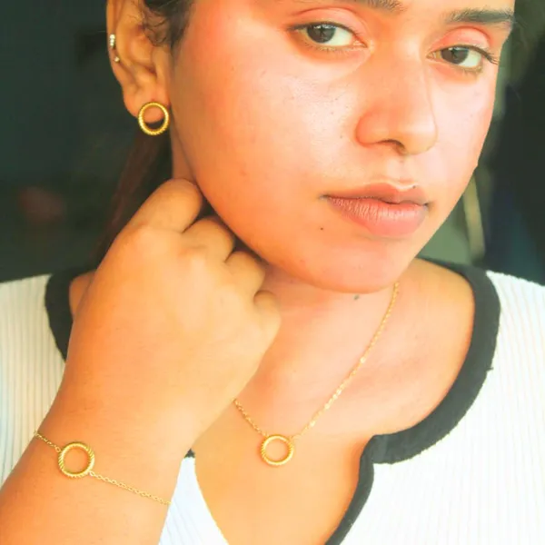 Twisted_Circle_Pendant_Necklace