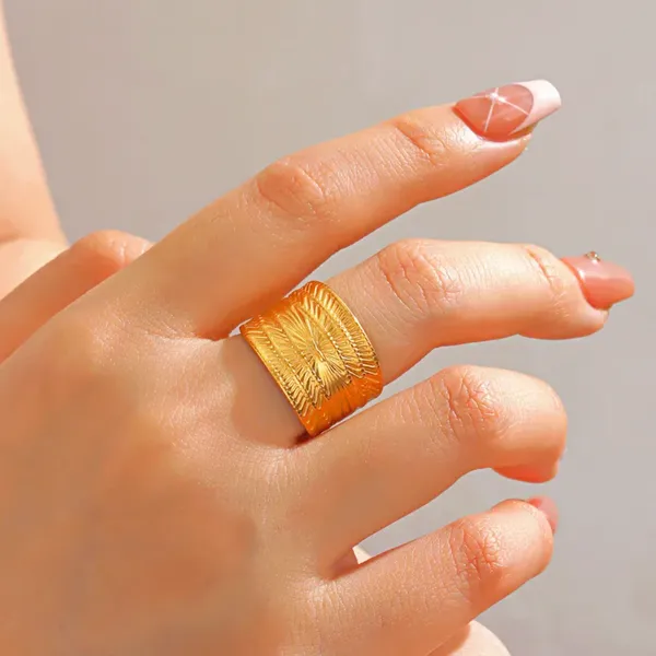 Bold_Textured_Statement_Ring