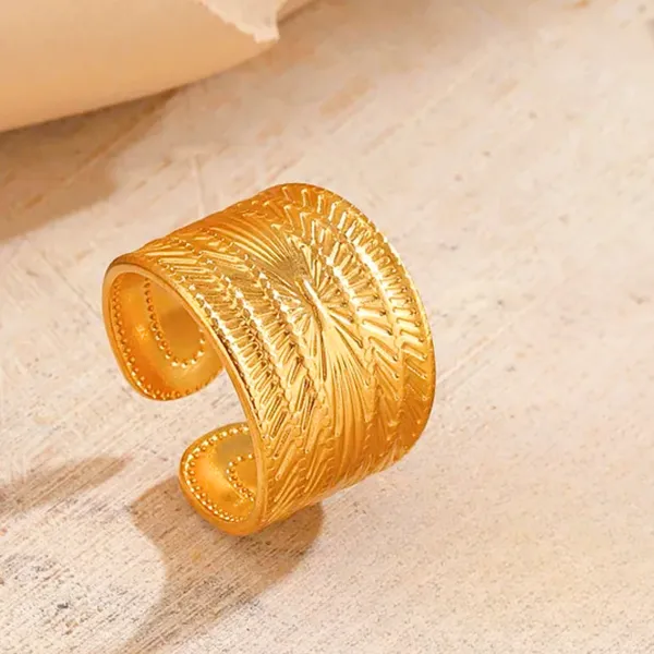 Bold_Textured_Statement_Ring