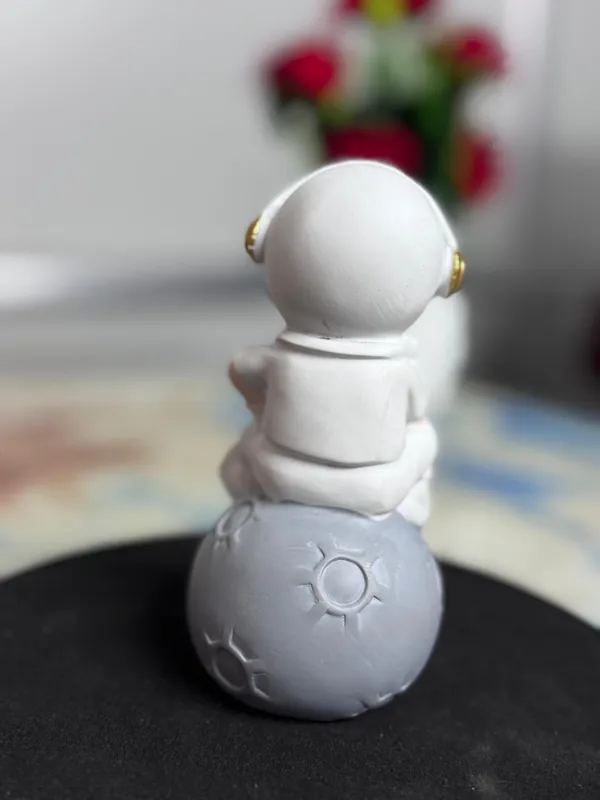 White_&_Gold_Resin_Premium_&_Elegant_Handicraft_&_Artifact_Showpiece