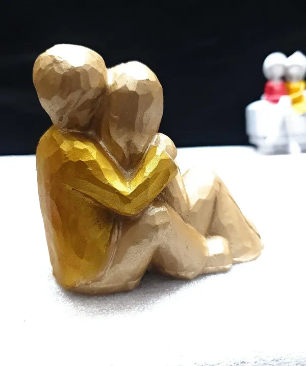Yellow_Resin_Premium_&_Elegant_Couple_Statue