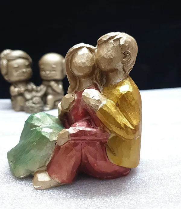 Multicolor_Resin_Premium_&_Elegant_Couple_Statue
