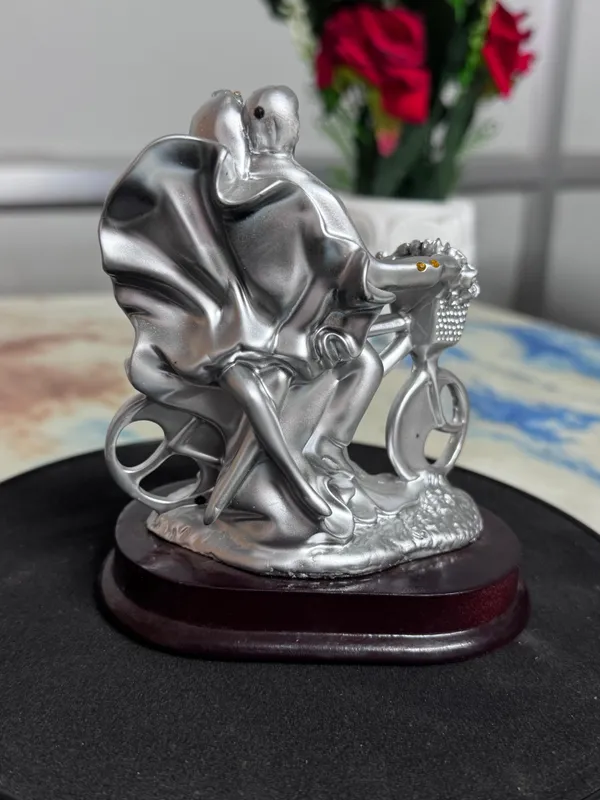 Gold_Resin_Premium_&_Elegant_Couple_Statue