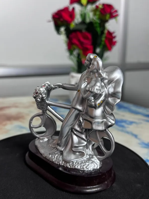 Gold_Resin_Premium_&_Elegant_Couple_Statue