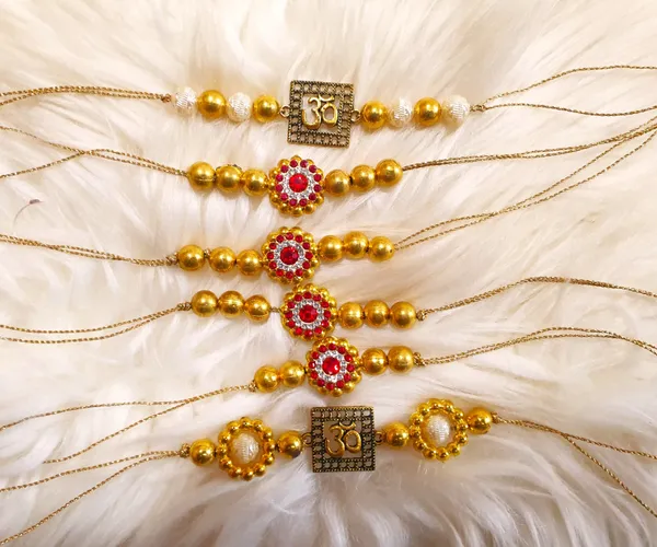 Red_Golden_Kundan_Premium_&_Elegant_Rakhi_&_Showpiece_(Pack_Of_7)