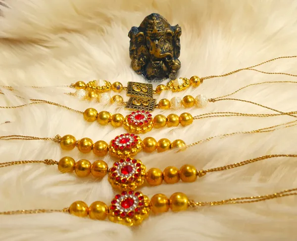 Red_Golden_Kundan_Premium_&_Elegant_Rakhi_&_Showpiece_(Pack_Of_7)