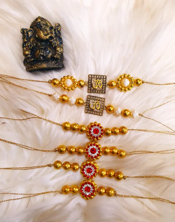 Red_Golden_Kundan_Premium_&_Elegant_Rakhi_&_Showpiece_(Pack_Of_7)