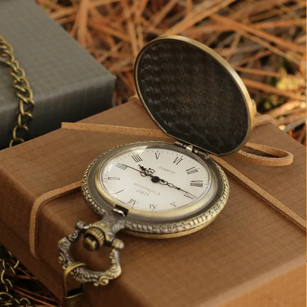 Engraved_Bronze_Classic_Theme_Antique_Pocket_Watch_with_Roman_Number_Dial_with_Chain