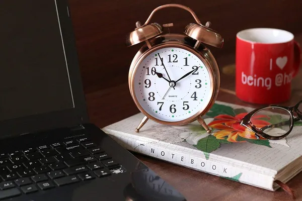 Copper_Metal_Kids_LED_Alarm_Clock__Warm-toned_alarm_clock_with_LED_night_light