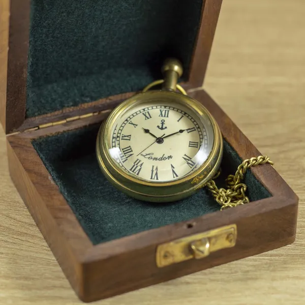 Pocket_Antique_Watch_Golden_Finish_Anchor_Dial_with_London_Print_on_Off_White_Base_with_Chain
