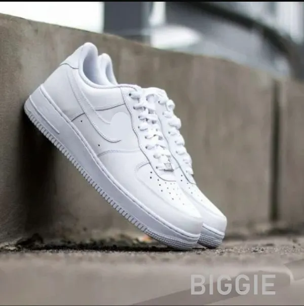 Mens_casual_white_sneaker