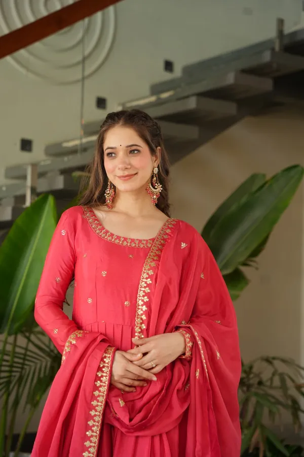 Elegant_Red_Chiffon_Embroidered_Gown_Set