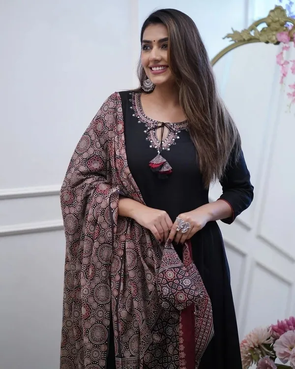 Classic_Black_Chanderi_Kurta_Set_For_Women_|_Premium_Ethnic_Wear_For_Women