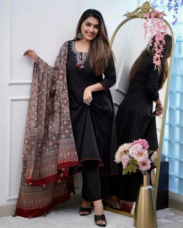 Classic_Black_Chanderi_Kurta_Set_For_Women_|_Premium_Ethnic_Wear_For_Women