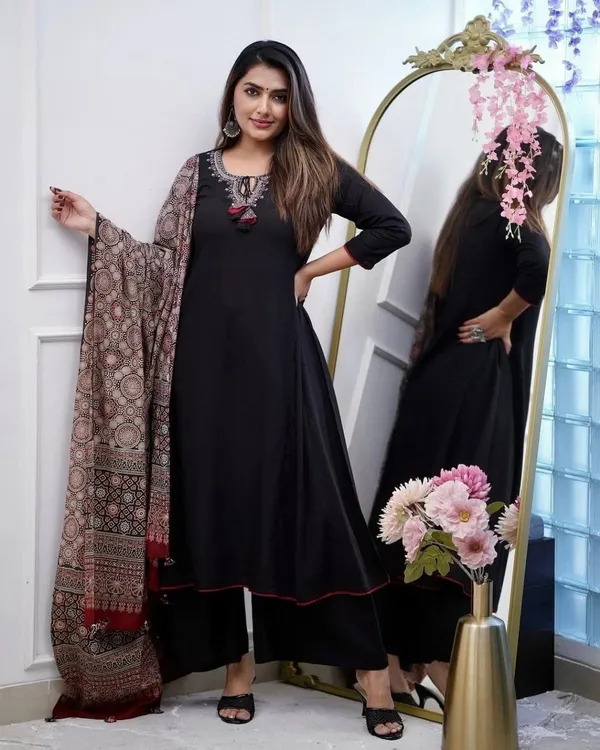 Classic_Black_Chanderi_Kurta_Set_For_Women_|_Premium_Ethnic_Wear_For_Women