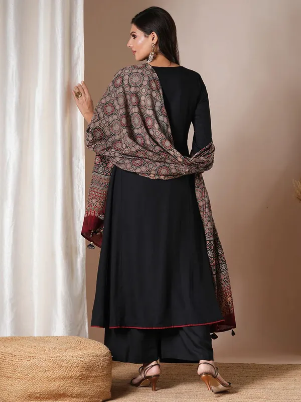 Classic_Black_Chanderi_Kurta_Set_For_Women_|_Premium_Ethnic_Wear_For_Women