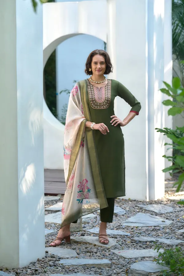 Green_Straight_Fit_Kurti_Pant_Set_With_Subtle_Butti_Details_For_Women