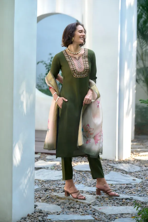 Green_Straight_Fit_Kurti_Pant_Set_With_Subtle_Butti_Details_For_Women