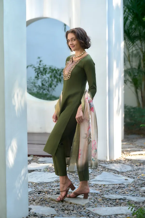 Green_Straight_Fit_Kurti_Pant_Set_With_Subtle_Butti_Details_For_Women