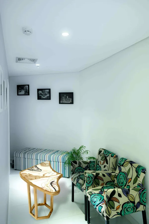 Large_coffee_table_and_can_be_coffee_table_with_4_stools