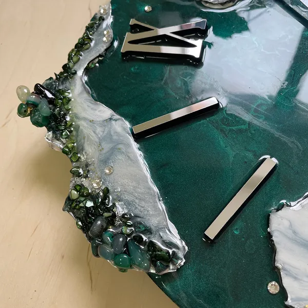Green_White_Wood_&_Resin_Premium_Agate_Clock_Luxury_Crystal_Abstract_Epoxy_Wall_Clock_For_Home_Decor