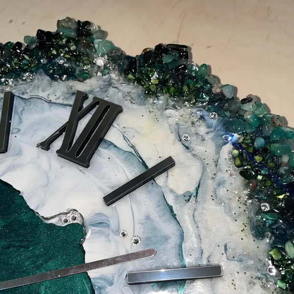 Green_White_Wood_&_Resin_Premium_Agate_Clock_Luxury_Crystal_Abstract_Epoxy_Wall_Clock_For_Home_Decor