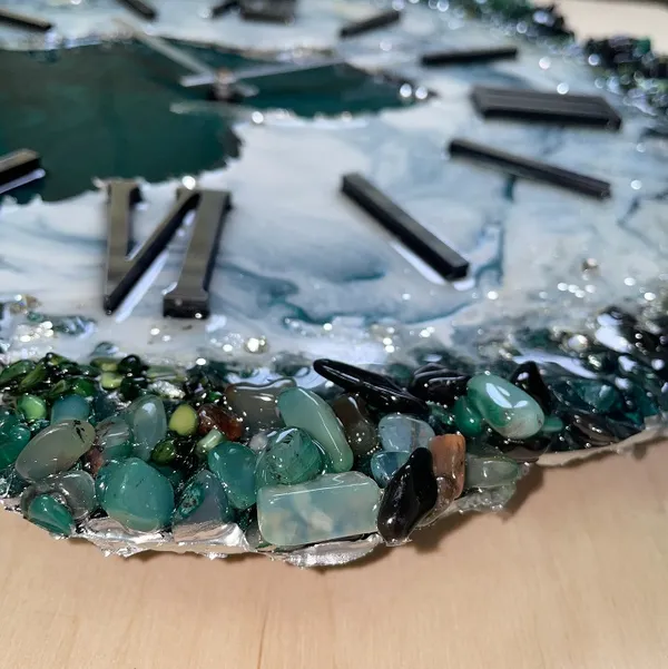 Green_White_Wood_&_Resin_Premium_Agate_Clock_Luxury_Crystal_Abstract_Epoxy_Wall_Clock_For_Home_Decor