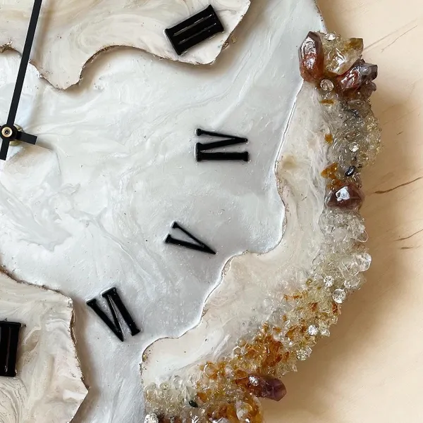 Brown_Pearl_Wood_&_Resin_Premium_Clock_Luxury_Crystal_Abstract_Epoxy_Wall_Clock_For_Home_Decor